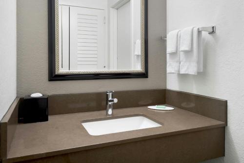 a bathroom with a sink and a mirror and towels at Courtyard Philadelphia Valley Forge / King of Prussia in Wayne