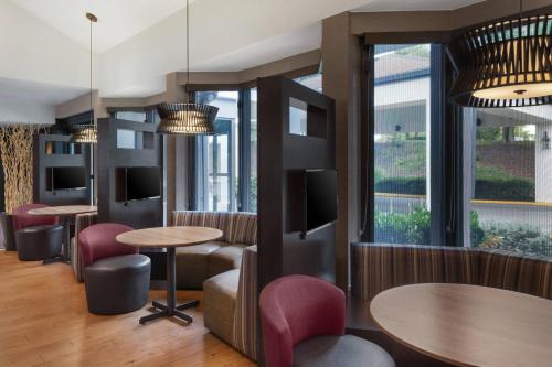 a restaurant with tables and chairs and large windows at Courtyard Philadelphia Valley Forge / King of Prussia in Wayne
