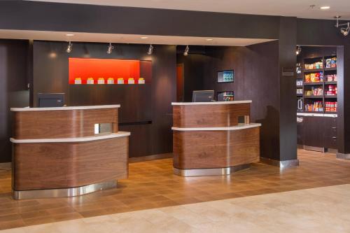 a bar in a hotel room with brown walls at Courtyard by Marriott Richmond West in Richmond