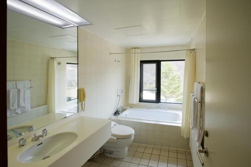 Bathroom sa Yatsugatake Kogen Lodge