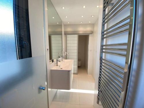 une salle de bain avec un lavabo et un miroir dans l'établissement C010 - Magnifique Appartement Toit Terrasse, à Cannes