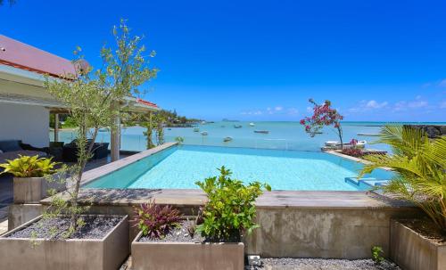 Villa LAGON Bleu, waterfront, private pool, 4 bedrooms en-suite