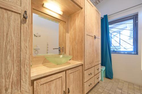 Ένα μπάνιο στο Villa LAGON Bleu, waterfront, private pool, 4 bedrooms en-suite