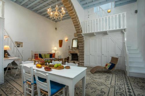 Traditional Villa with Jacuzzi & Terrace Mandarin Home