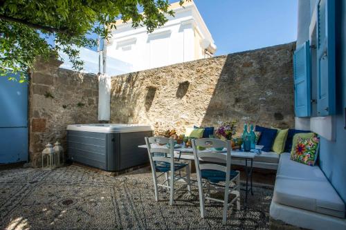 Traditional Villa with Jacuzzi & Terrace Mandarin Home