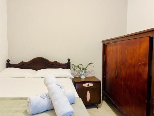 a bedroom with a bed and a wooden dresser at Luz natural con balcón privado a pasos de Cc Viva in Envigado