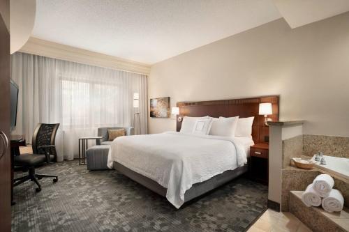 Ένα ή περισσότερα κρεβάτια σε δωμάτιο στο Courtyard by Marriott Middletown Goshen