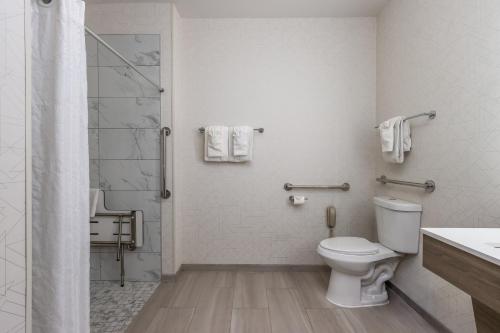 Bilik mandi di Holiday Inn Express Hotel & Suites Vancouver Mall-Portland Area by IHG