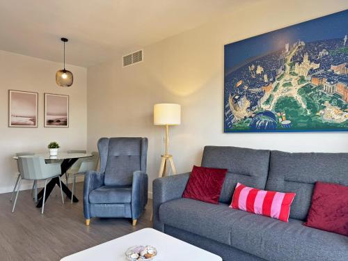salon z kanapą i krzesłem w obiekcie Apartamento Alazán - Ole Solutions w mieście Jerez de la Frontera