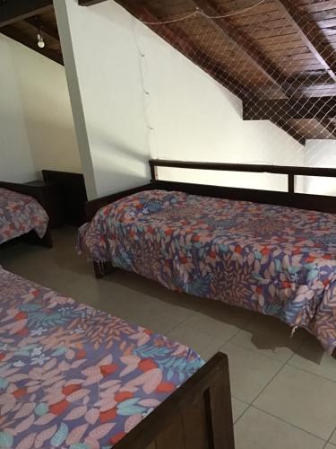 a room with two beds in a room at Claro de luna in Villa Gesell