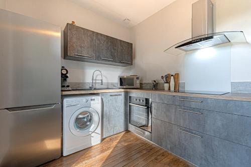 une cuisine avec laveuse et sécheuse dans l'établissement MAISON AMPERE, à Limoges