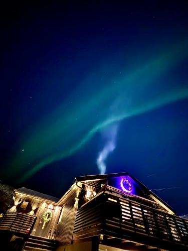 Modern Apartment with Aurora & Midnight Sun Views, Close to Snow Dome, ski slopes Store & Bus Stop, Free Parking