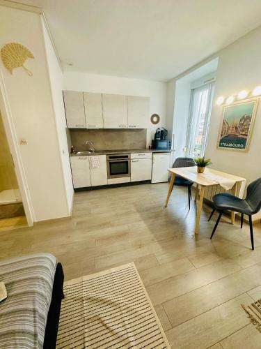 un salon avec une table et une cuisine dans l'établissement Studio, gare, Petite France, hypercentre, à Strasbourg