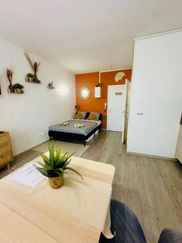 un salon avec un lit et une table dans l'établissement Studio, gare, Petite France, hypercentre, à Strasbourg