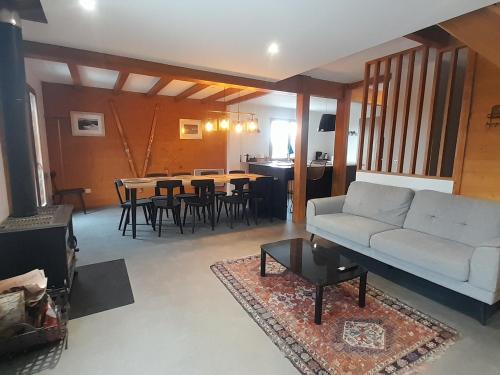 un salon avec un canapé blanc et une table dans l'établissement Chalet Spacieux 8 Pers. · Terrasse Sud-Ouest · Hammam · Parking · Proche Arcs 1800 - FR-1-346-310, à Arc 1800