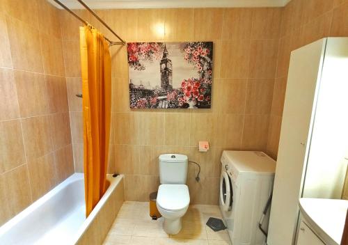 a bathroom with a toilet and a sink and a bath tub at Apartamento Arriba, Casa-la-Costa in La Costa