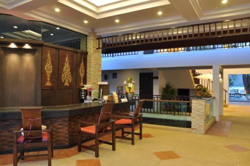 lobby z barem z krzesłami i blatem w obiekcie Monsane River Kwai Resort & Spa w mieście Kanchanaburi