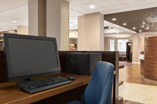 Una televisión o centro de entretenimiento en Courtyard by Marriott Palmdale