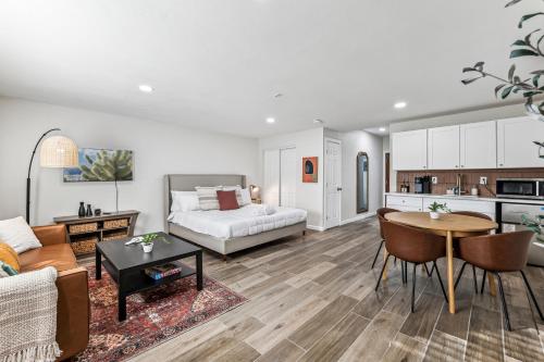 a living room with a bed and a kitchen at Phoenix Mountain Retreat in Phoenix