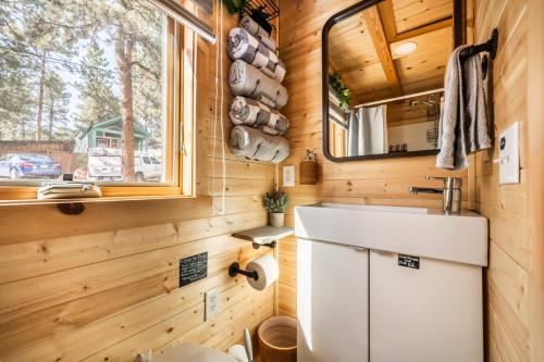 Vannituba majutusasutuses Luxury Glamping Tiny Haven, Firepit & Grill