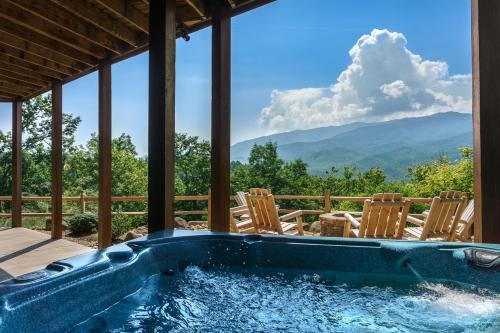 Nespecifikovaný výhled na hory nebo výhled na hory při pohledu z prázdninového domu