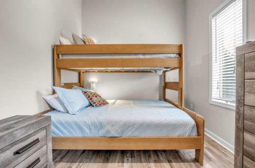 a bedroom with a bunk bed in a room at Family townhouse with Fireplace in Ellicottville