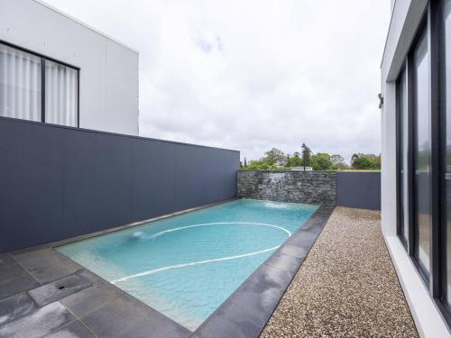 Kolam renang di atau dekat dengan Modern 5BR with Pool Scenic Views and Private Cinema