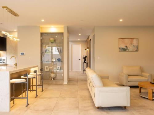 Televisyen dan/atau pusat hiburan di Modern 5BR with Pool Scenic Views and Private Cinema
