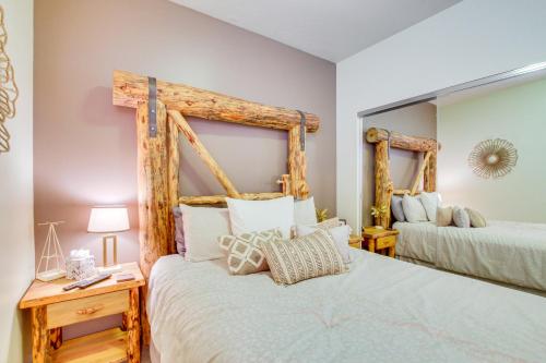 ein Schlafzimmer mit zwei Betten und einem Spiegel in der Unterkunft 6 Mi to Powder Mtn with Shuttle Cozy Eden Condo! in Eden