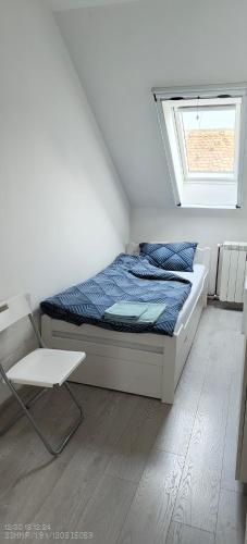 a small bedroom with a bed and a window at Privatna soba Marijana-Olja in Surčin