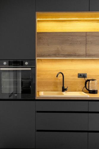 una cucina con lavello e microonde di Lovely apartment a Chişinău