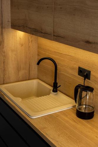 un lavello da cucina con un rubinetto su un bancone di Lovely apartment a Chişinău