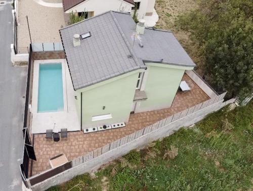 an aerial view of a house with a swimming pool at El huerto de la Dominga in Segovia