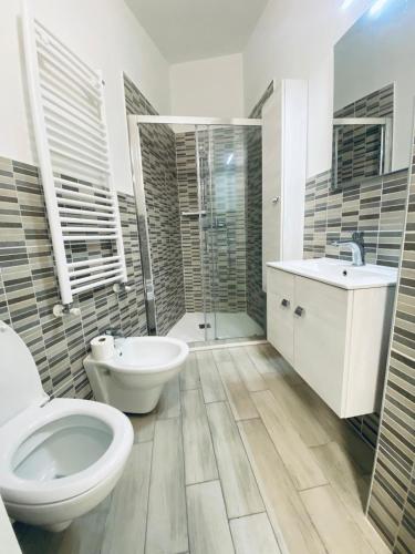 a bathroom with a toilet and a sink and a shower at Il mio accogliente giardino all' italiana in San Giovanni Valdarno