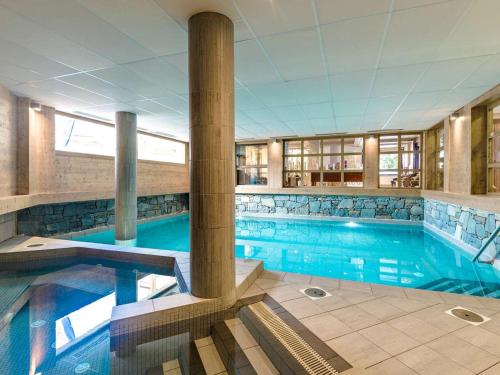 une grande piscine dans un immeuble dans l'établissement Bel appartement 3 chambres avec balcon & parking aux Gets - FR-1-598-182, aux Gets