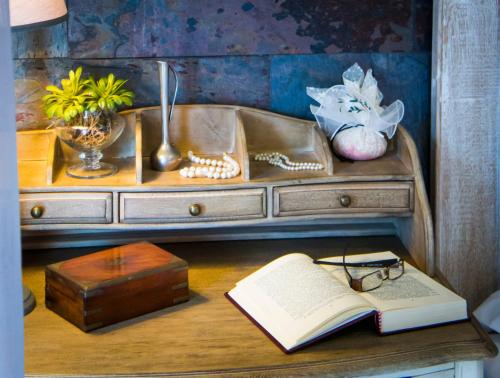 uma pintura de uma cómoda com um livro e um livro em Villa Teresa Luxury Suites em Limenas