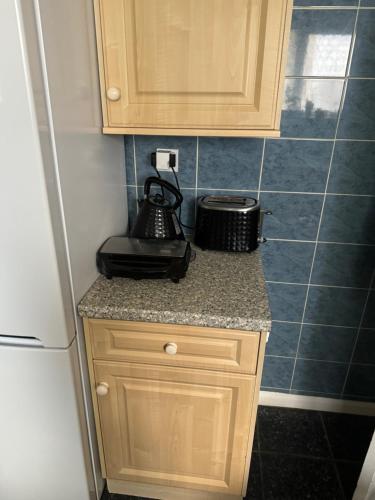 una cocina con encimera y licuadora. en Home away from home, en Londres