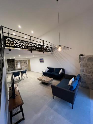 un salon avec deux canapés et une table dans l'établissement Appartement les orangers MENTON, à Menton