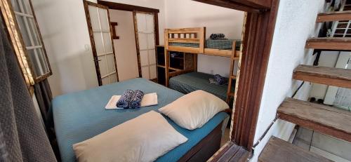 a small room with a bed and two bunk beds at CASA 2/4 PRAIA DO FORTE!!!! LOCALIZAÇÃO PRIVILEGIADA!!! in Praia do Forte