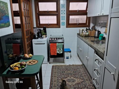 Η κουζίνα ή μικρή κουζίνα στο Alugo quarto a 300m da praia