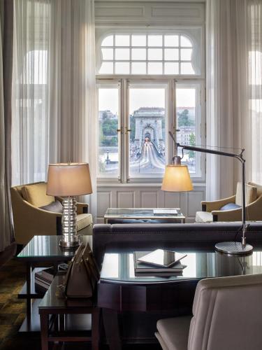 Un lugar para sentarse en Four Seasons Hotel Gresham Palace Budapest