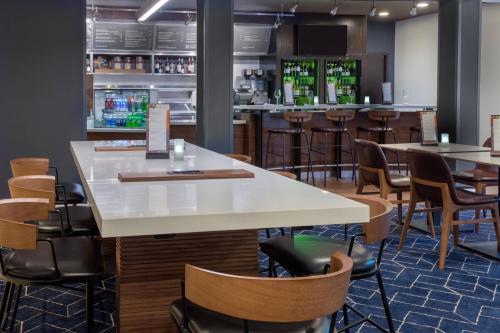 a restaurant with tables and chairs and a bar at Courtyard Tallahassee North/I-10 Capital Circle in Tallahassee