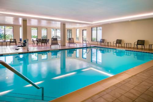a large pool with blue water in a hotel at Courtyard Tallahassee North/I-10 Capital Circle in Tallahassee