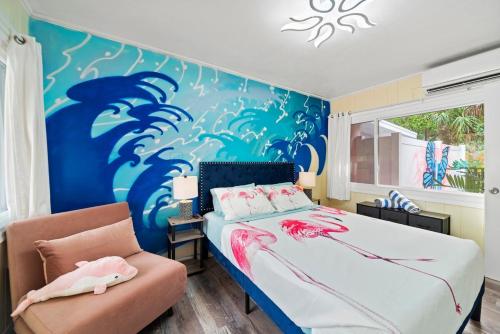Postel nebo postele na pokoji v ubytování Modern Bright Escape Mins Beach, Pool, Hot Tub