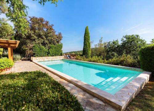 una piscina en el patio de una casa en Villa Melissa, en Fighine