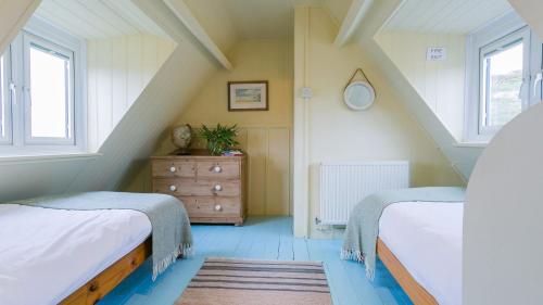 En eller flere senge i et værelse på Cable Cottage