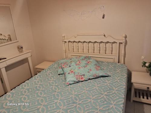 Ένα ή περισσότερα κρεβάτια σε δωμάτιο στο Alugo quarto a 300m da praia