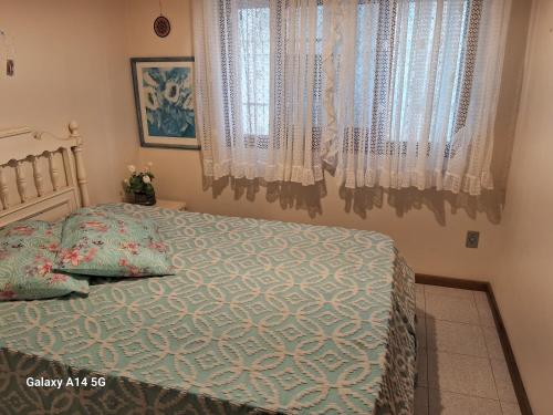 Ένα ή περισσότερα κρεβάτια σε δωμάτιο στο Alugo quarto a 300m da praia