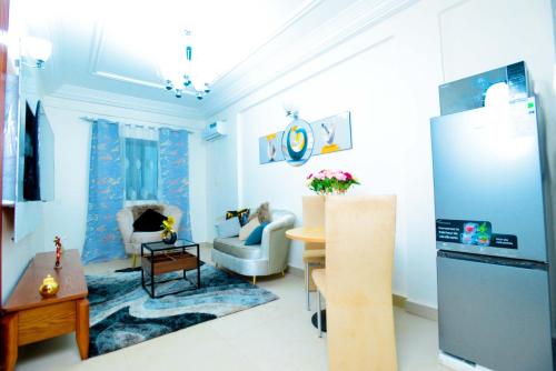 TV a/nebo společenská místnost v ubytování Studio de Luxe, Résidence Le Prestige à Mimboman