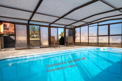 - une piscine avec fenêtres dans l'établissement Casa Rural El Olivo / El Almendro, à Aldeadávila de la Ribera